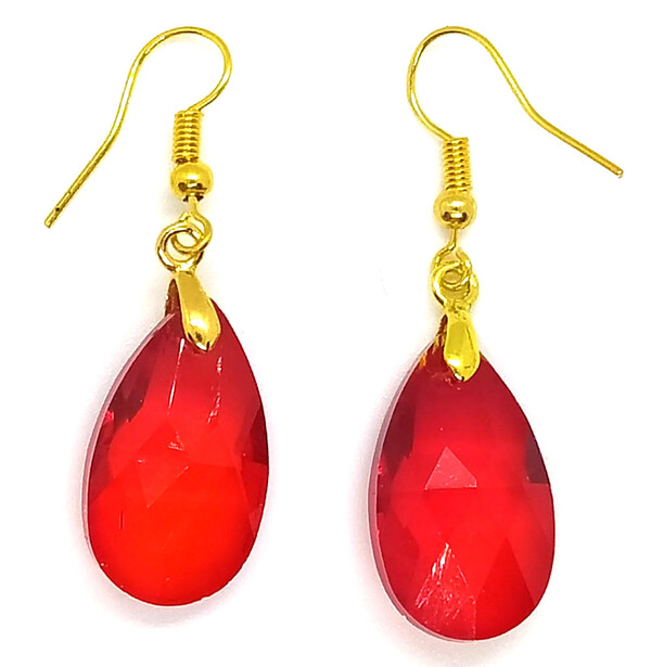 Boucles d'oreilles larme à facettes de couleur rouge en cristal.