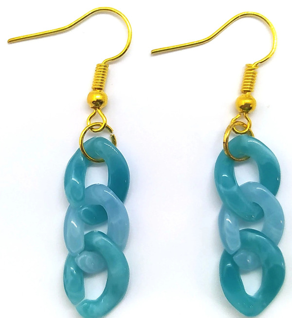 Boucles d'oreilles pendantes anneau chaine maillons acryliques bleue.