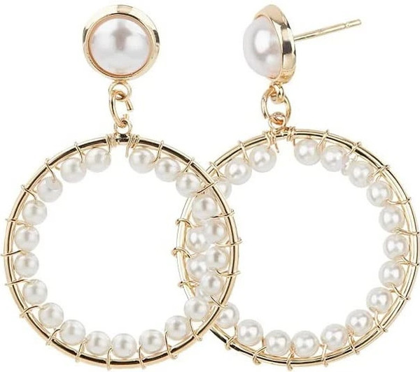 Boucle avec anneau en perles nacrées blanches.