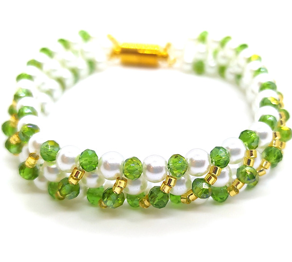 Bracelet perles en verre nacrées blanche et perles cristal vertes 16 cm, fermoir aimanté.