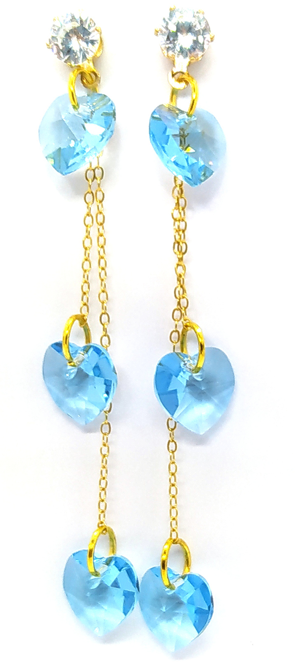 Boucles clous d'oreilles cœur en pure cristal de la couleur aquamarine.